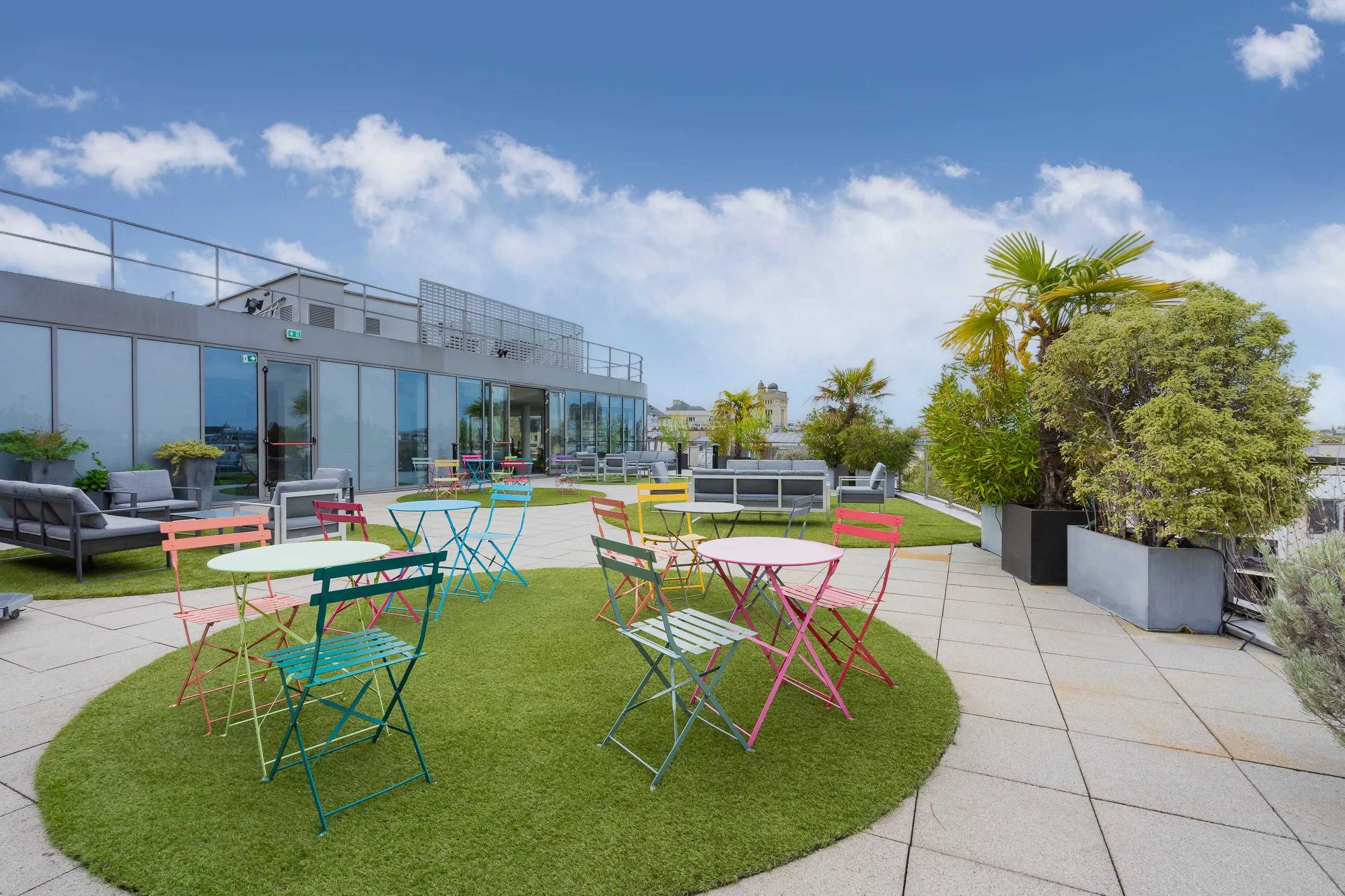 Vue d’ensemble du rooftop et de la façade vitrée du Sky Lounge