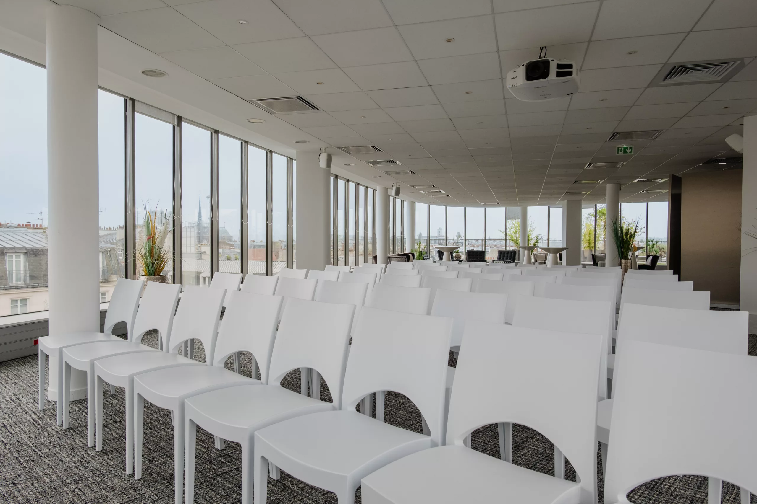 Le Sky Lounge aménagé pour une conférence, chaises en théâtre