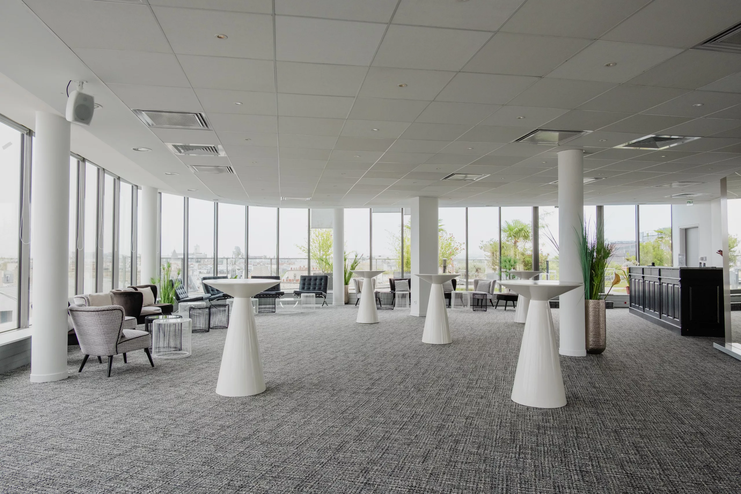 Le Sky Lounge en configuration cocktail, avec mange-debout