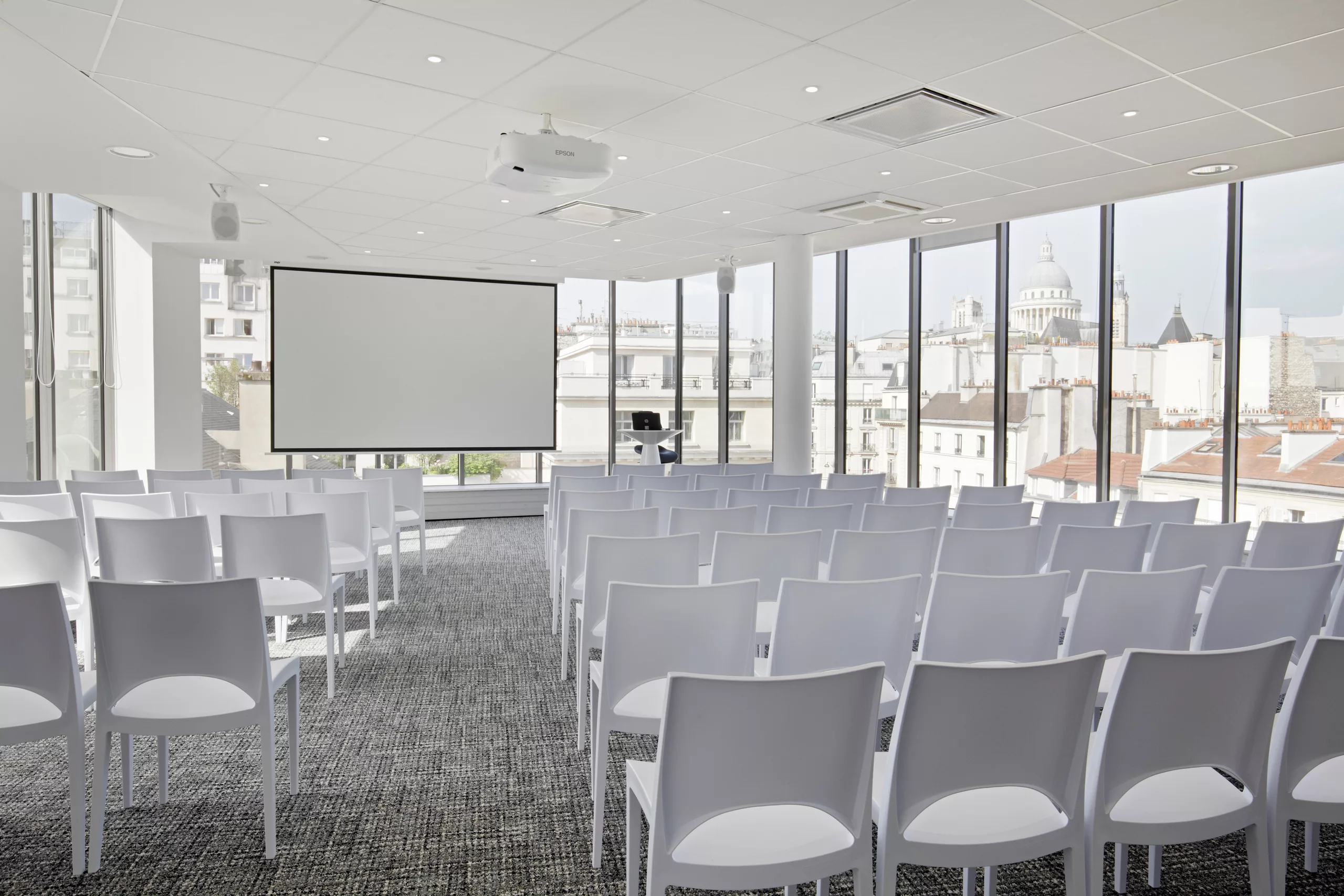 Le Sky Lounge en disposition théâtre, avec écran de projection