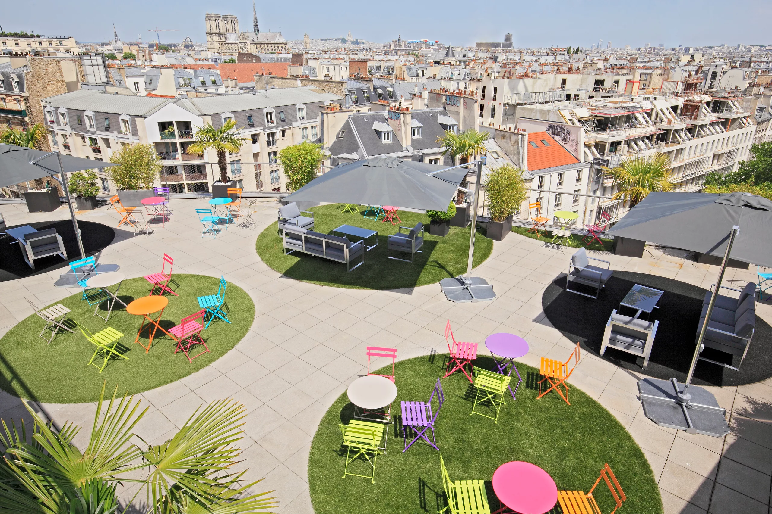 Vue plongeante sur le rooftop aménagé en îlots