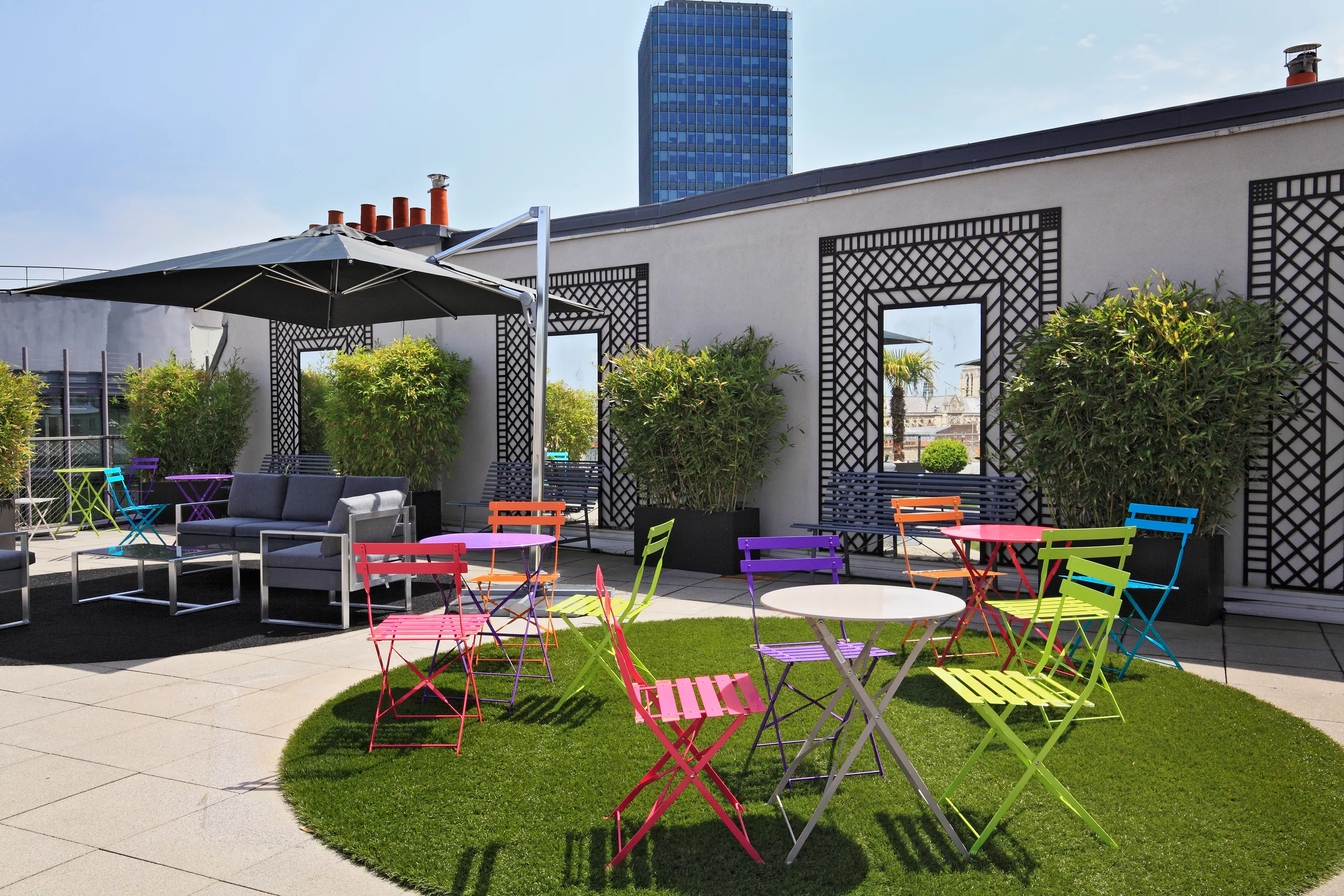 Tables bistrot et parasols sur le rooftop