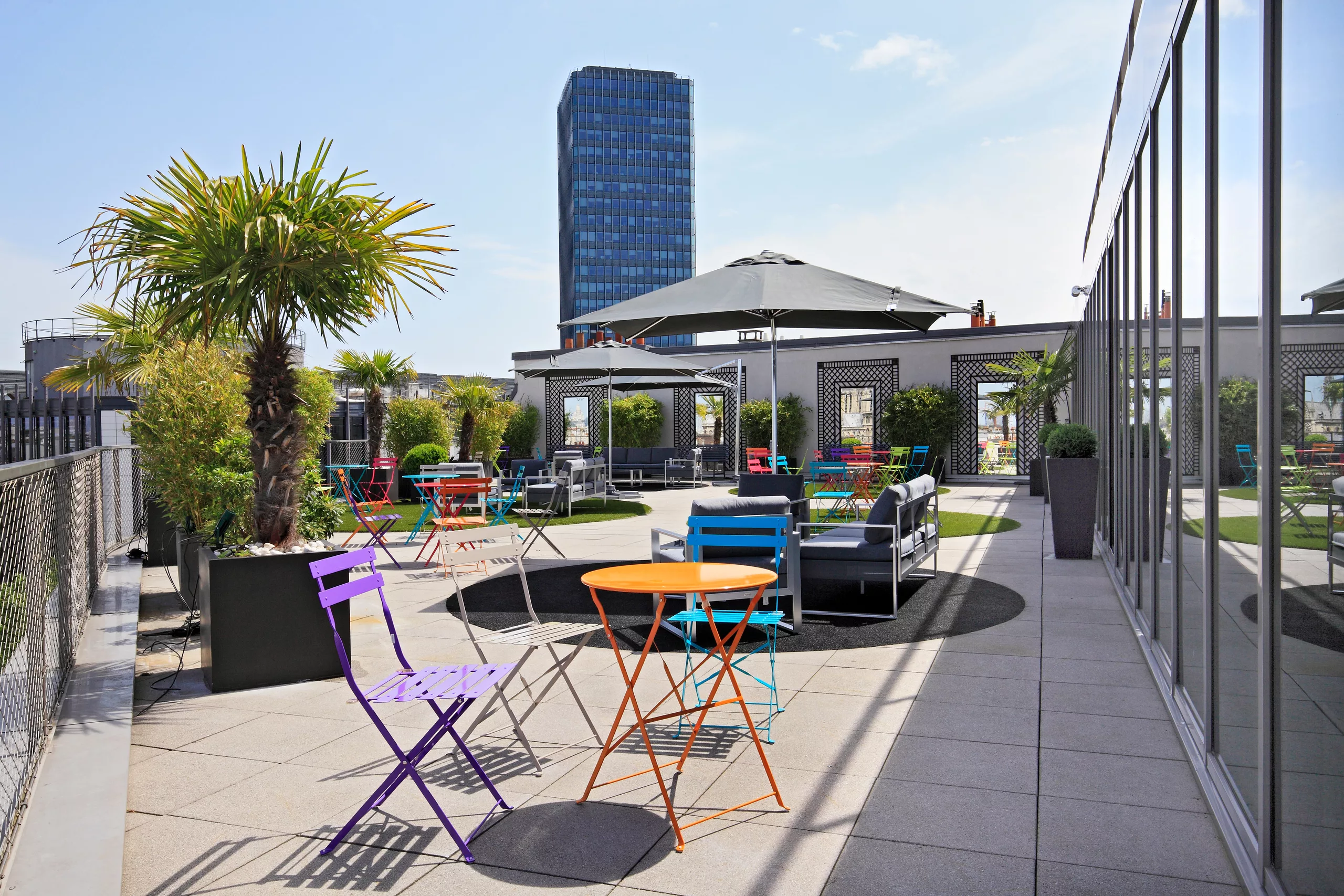 Allée du rooftop le long de la façade vitrée du Sky Lounge